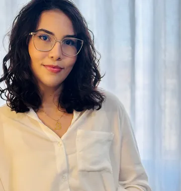 Foto profissional da psicóloga Beatriz em consultório acolhedor